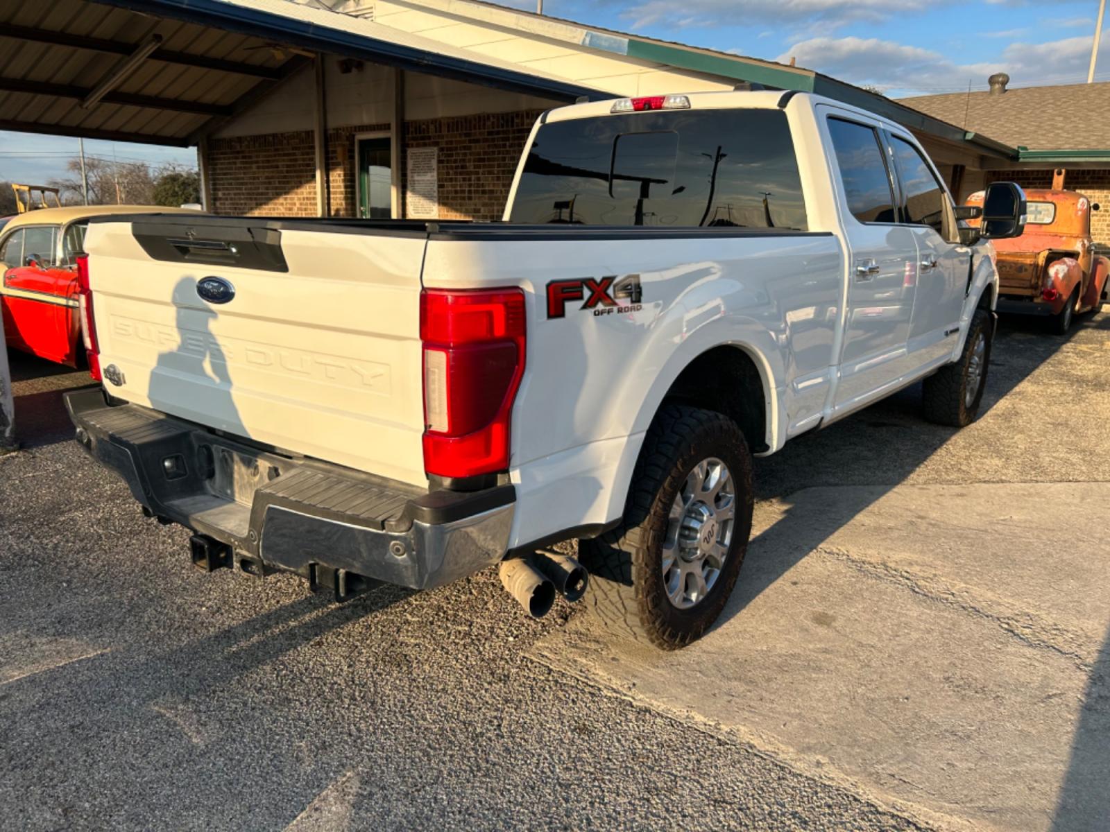 2021 White Ford F-250 SD King Ranch Crew Cab 4WD (1FT8W2BT5ME) with an 6.7L V8 OHV 16V DIESEL engine, 6A transmission, located at 1687 Business 35 S, New Braunfels, TX, 78130, (830) 625-7159, 29.655487, -98.051491 - Photo #6